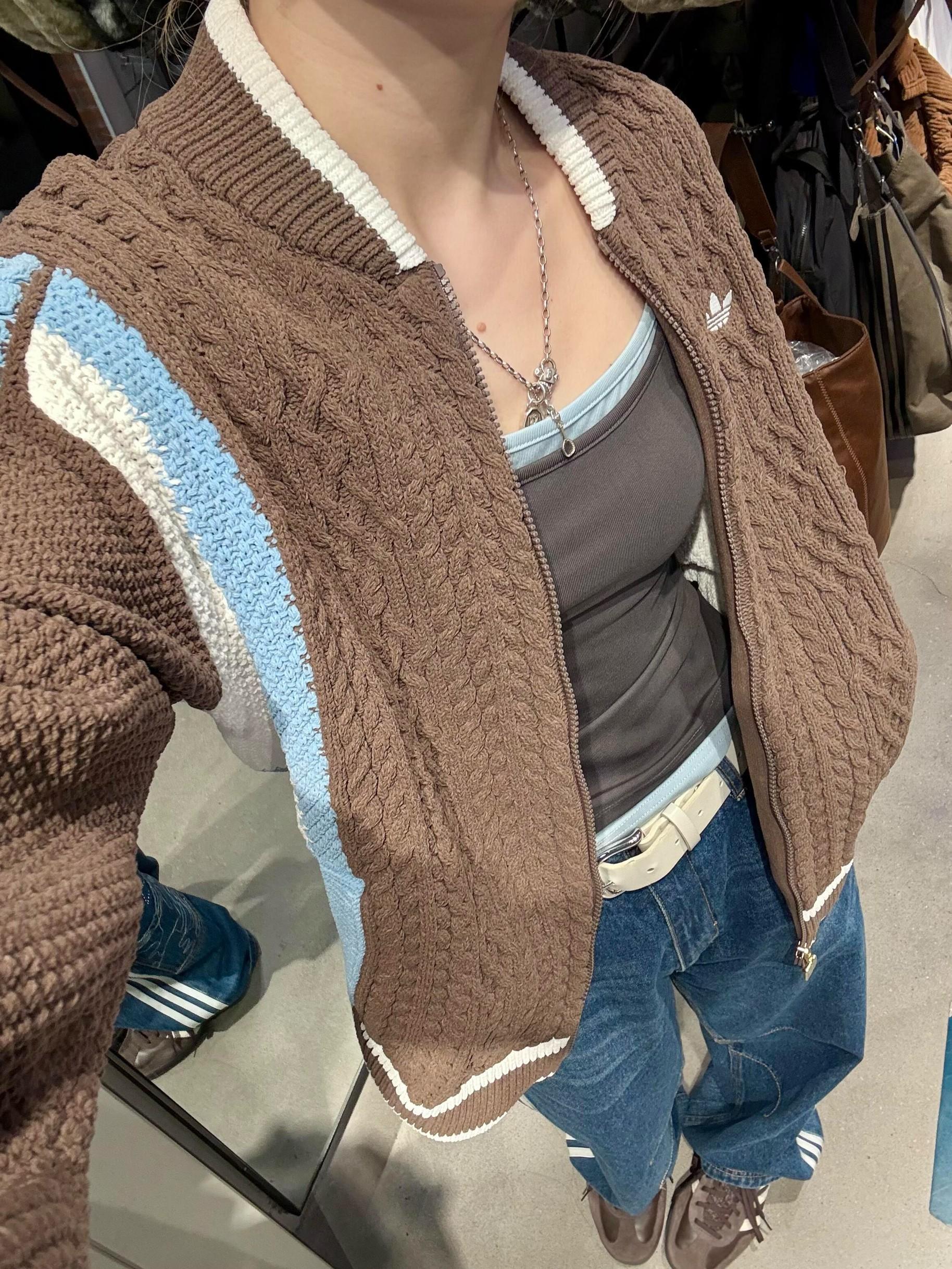 三叶草这件撞色毛衣外套,真的美到封神!✨
谁能把秋日的复古感和潮酷范儿结合得这么绝啊!
Adida